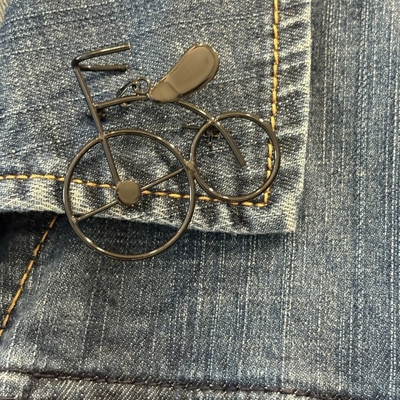 Black Metal Steampunk Bicycle Unisex Brooch Pin - Picture 4 of 8